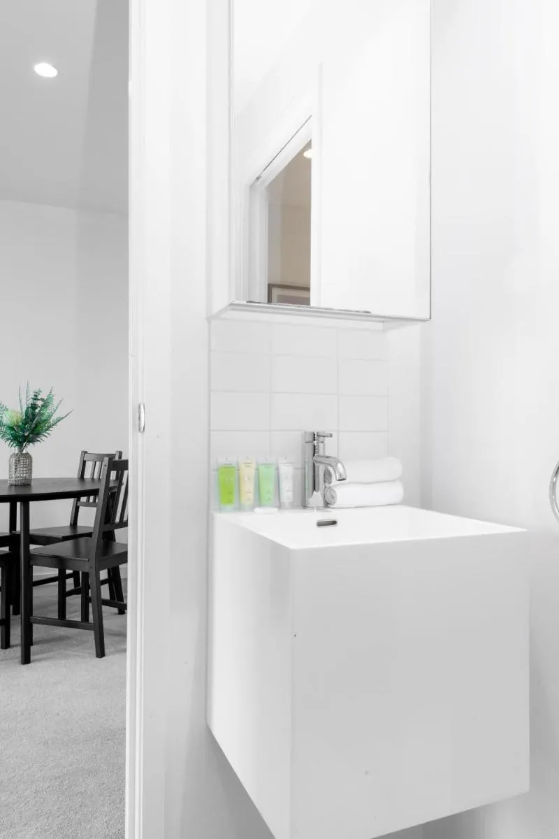 Image 3 of Elegant 2-Bed Apartment with Stunning City Views