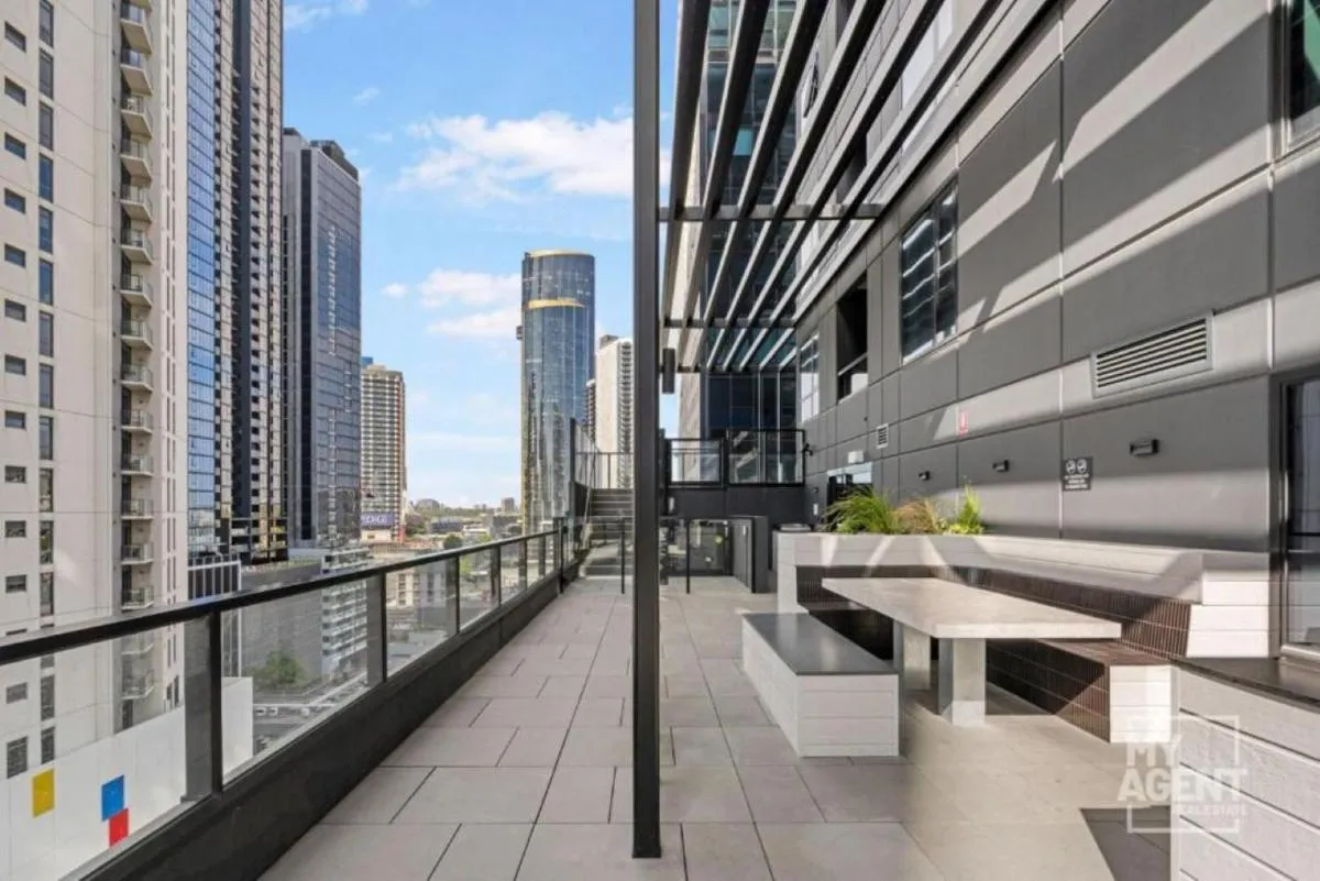 Image 6 of Elegant Stature Building Luxury apartment