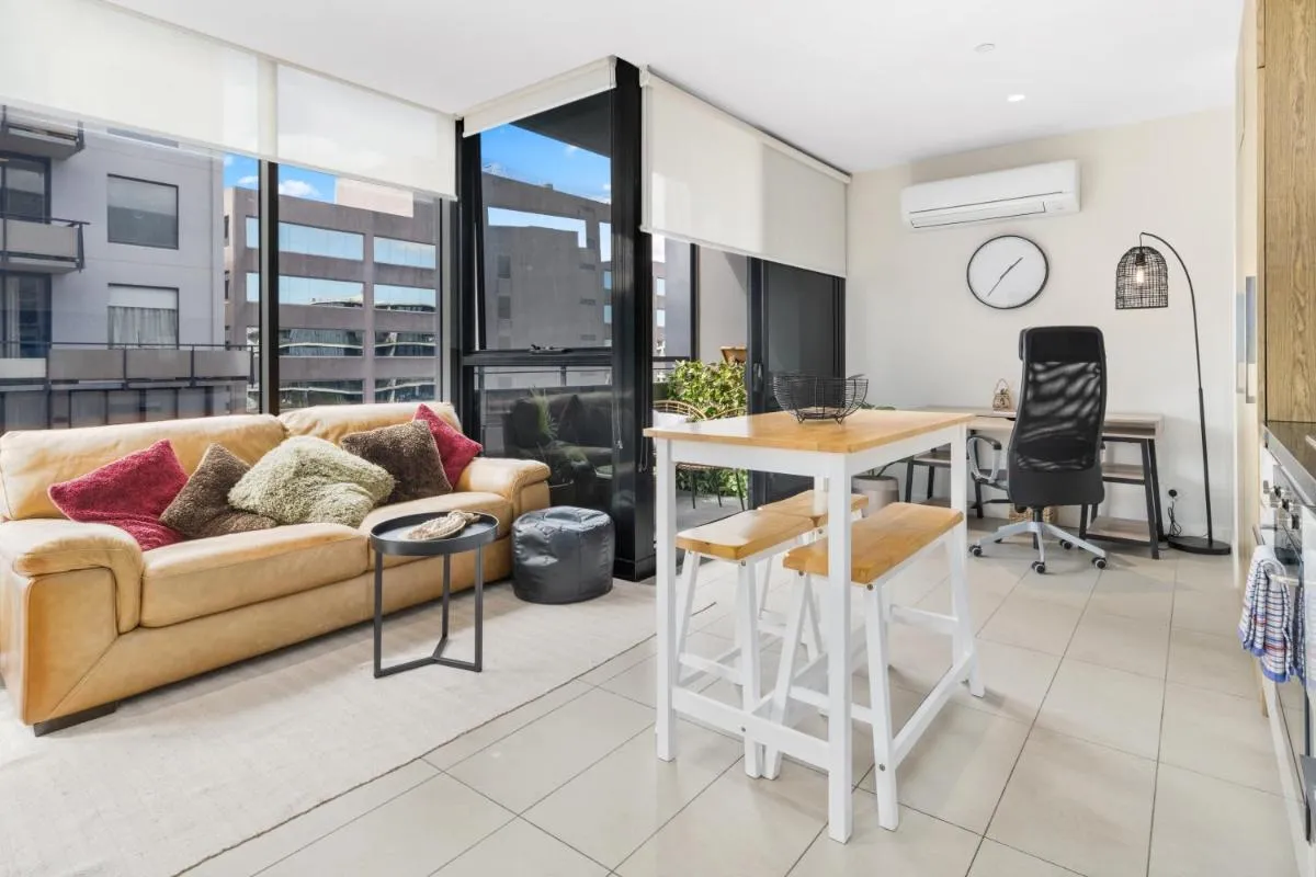 Image 3 of Escape To Melbourne – Stylish 1 Bedroom-Gym – Aircon -Balcony