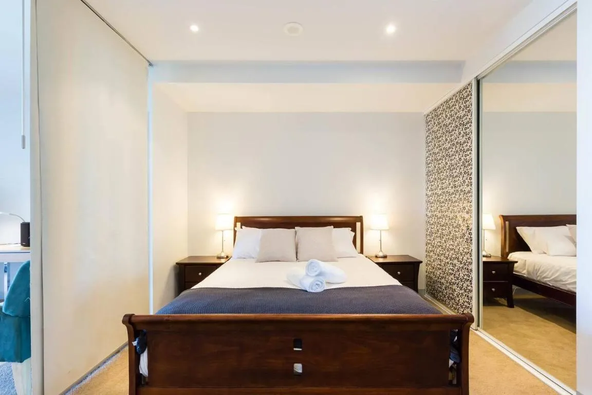 Image of Exhibition Central – Cosy CBD Queen Studio