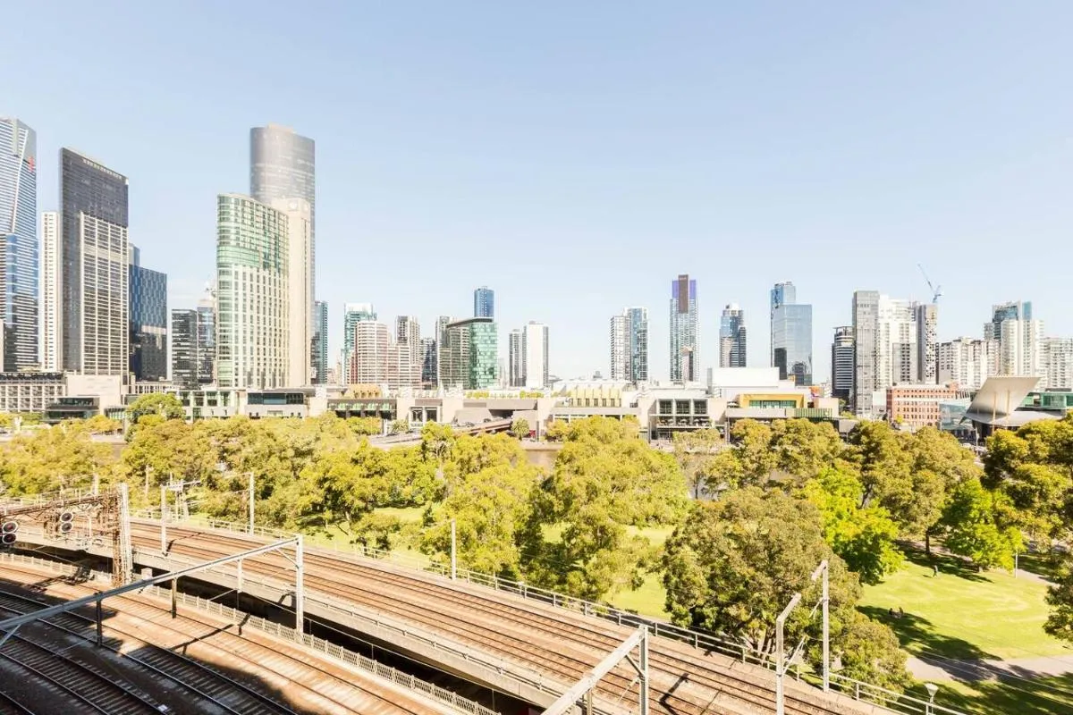 Image 5 of Exhibition Central – Cosy CBD Queen Studio