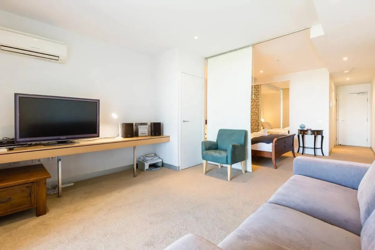 Image 4 of Exhibition Central – Cosy CBD Queen Studio