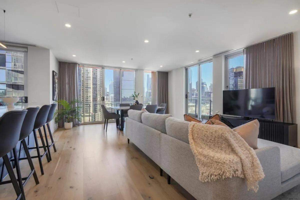 Image 2 of Exquisite Sky Home in Southbank