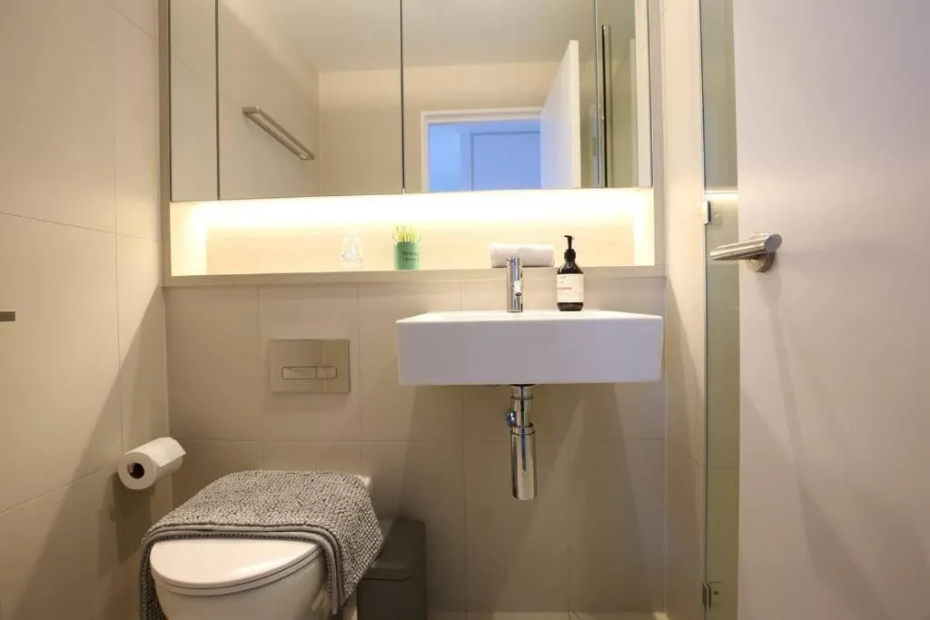 Image 2 of Glamorous 2BR Apt with Ocean & River Views & Free Parking