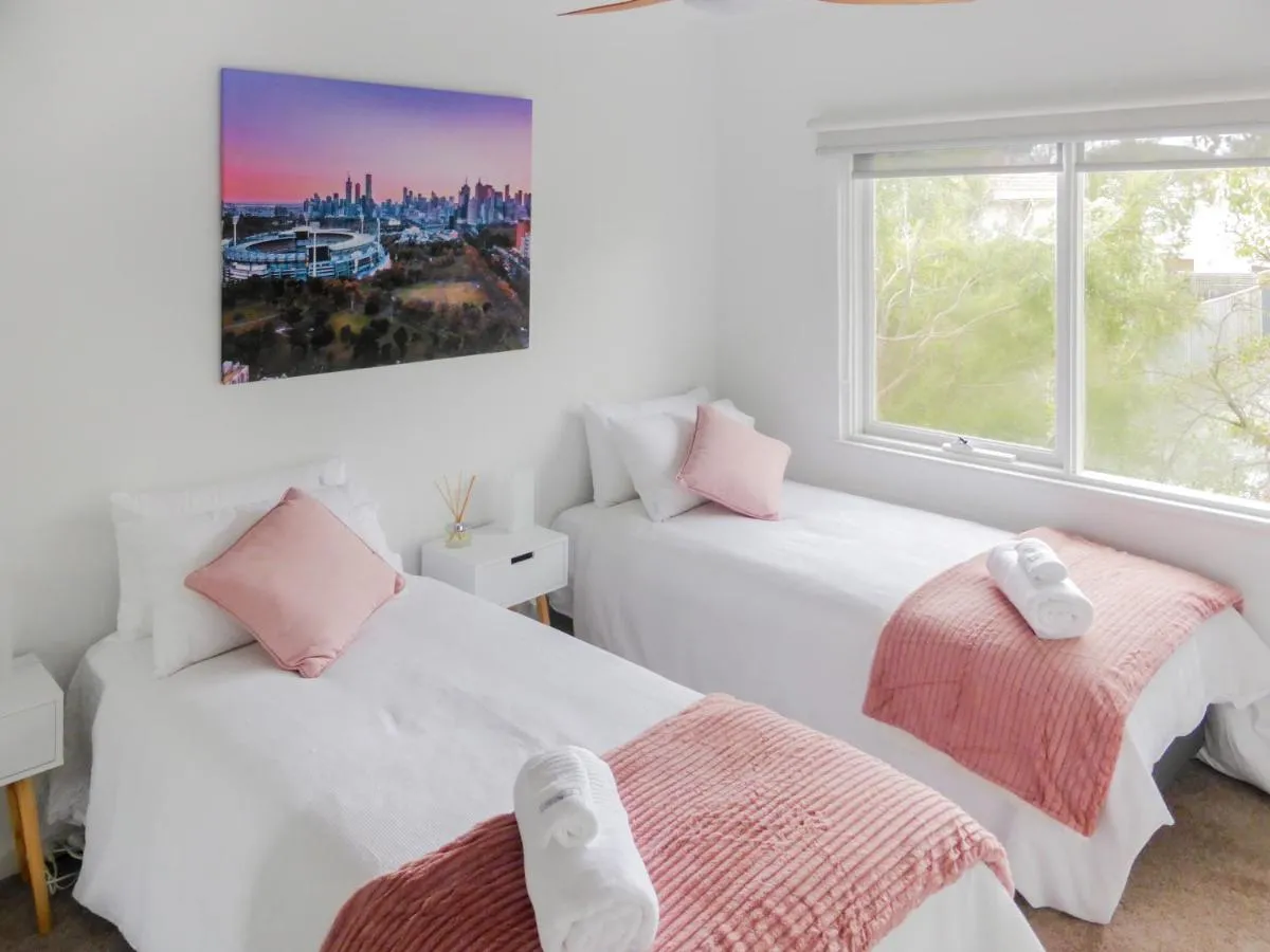 Image 1 of Glen Iris, Quiet Boutique 2 bedroom Netflix, WIFI, Parking, Free Wine