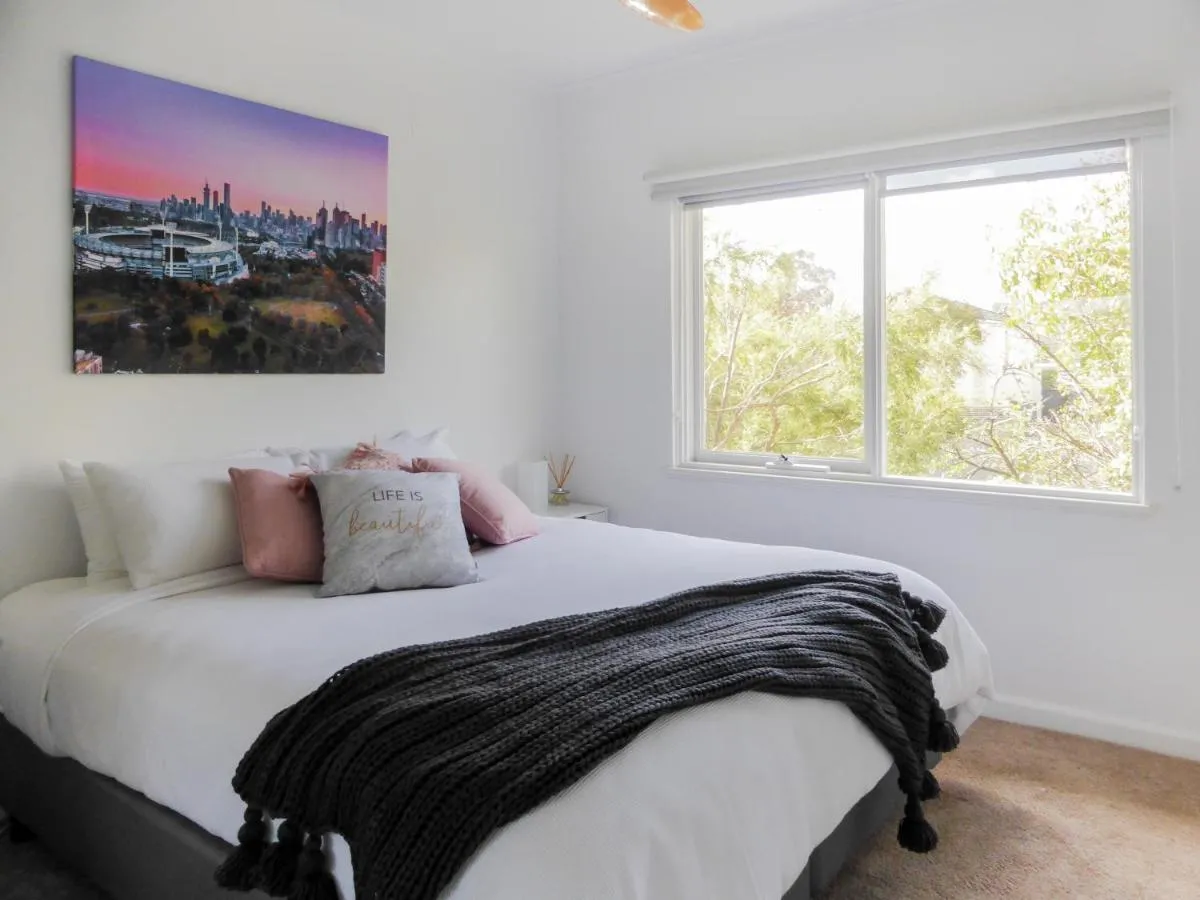 Image 6 of Glen Iris, Quiet Boutique 2 bedroom Netflix, WIFI, Parking, Free Wine