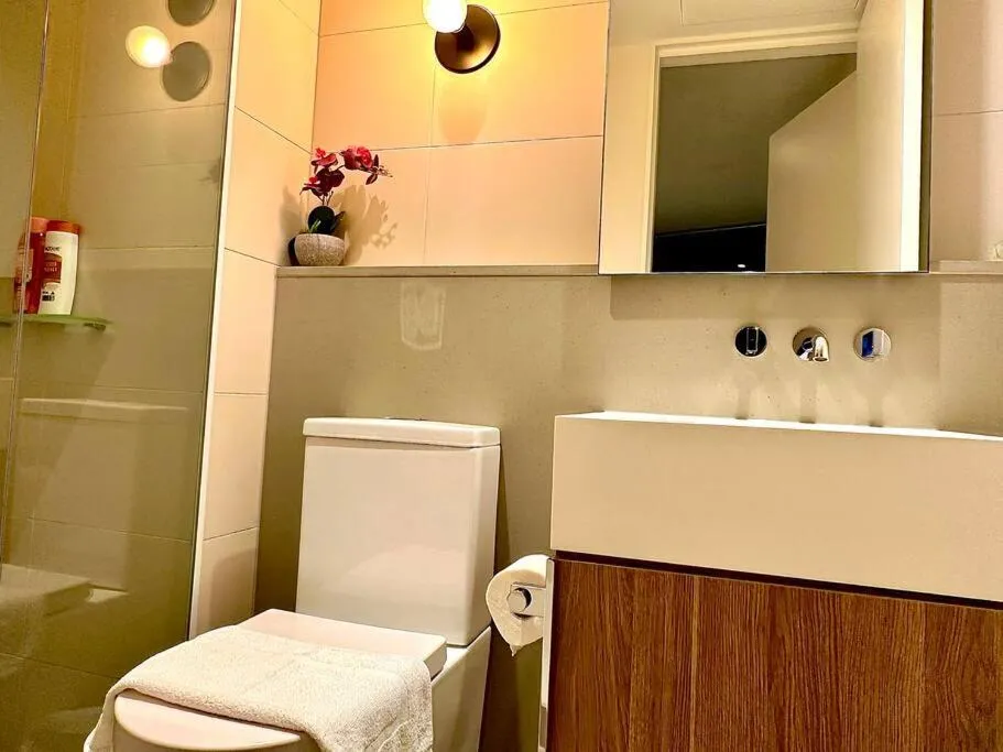 Image 2 of Highrise view 1king1Queen 2baths