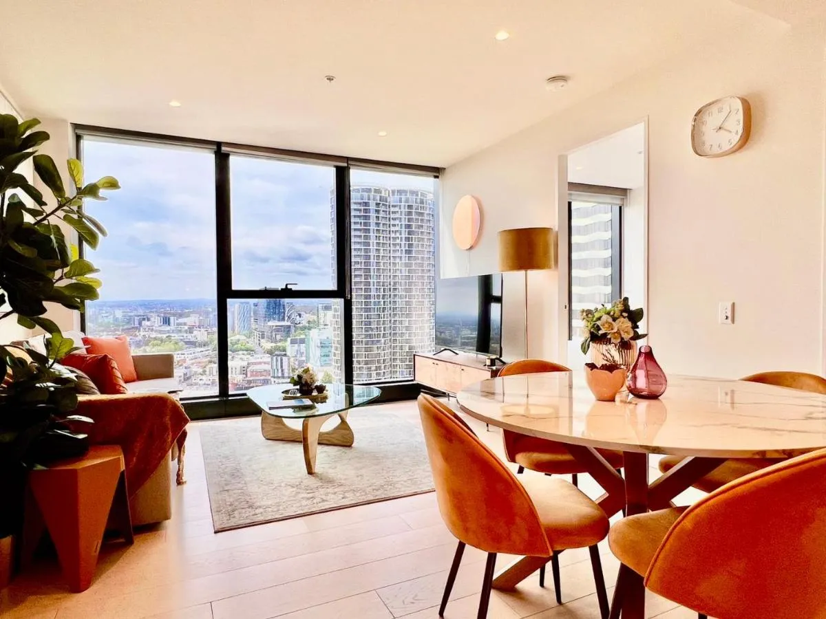 Image 3 of Highrise view 1king1Queen 2baths