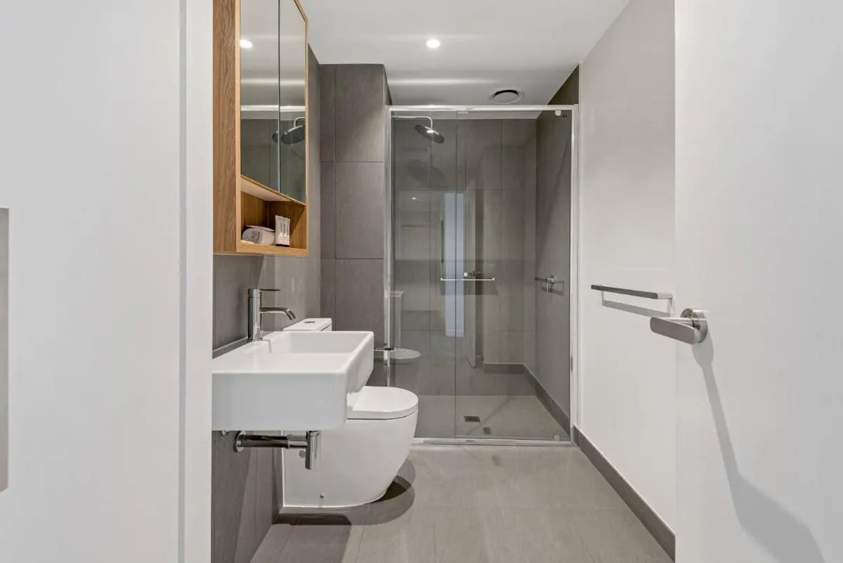 Image 2 of Inner City 2-Bed with Pool, BBQ & Gym