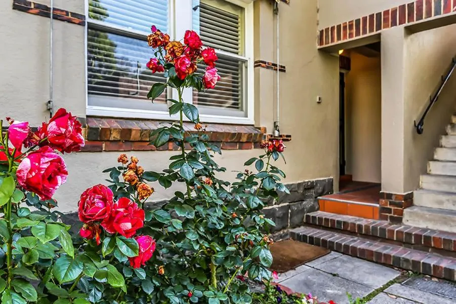 Image 2 of Large 3 Bed Art Deco Apartment in Camberwell