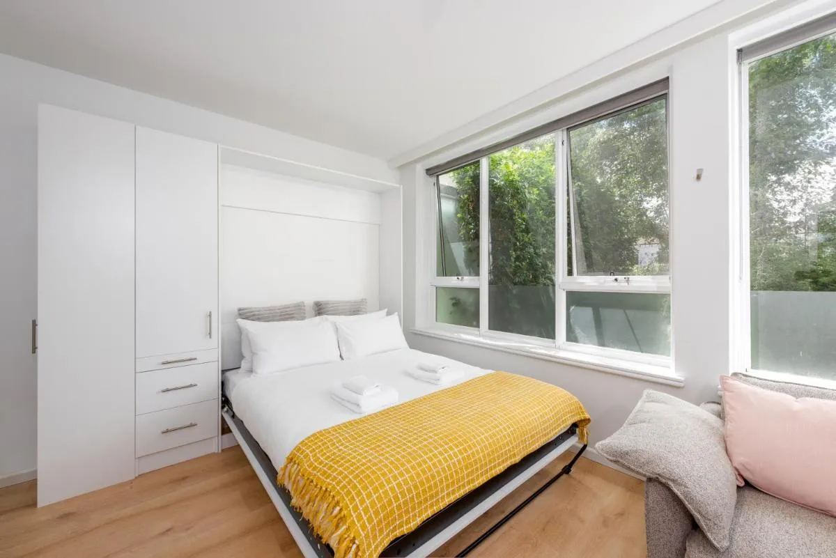 Image 2 of Lovely Studio with Free Parking in East Melbourne!