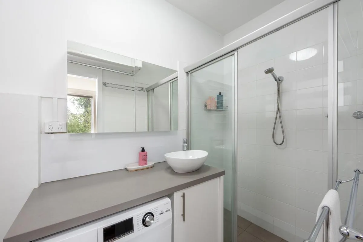 Image 3 of Lovely Studio with Free Parking in East Melbourne!
