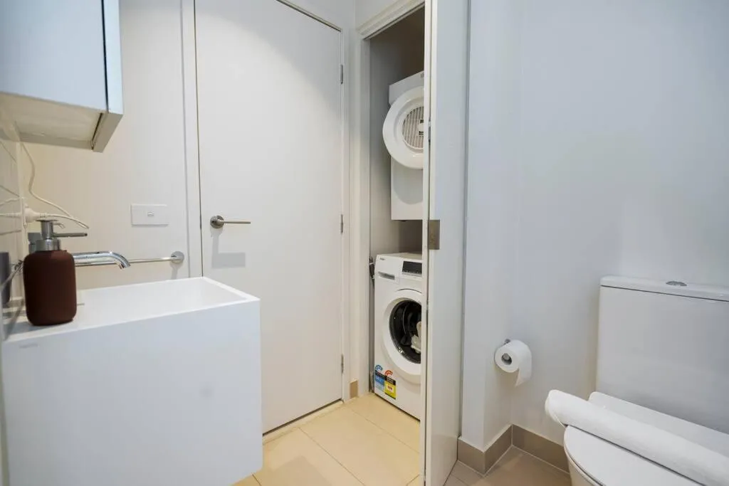Image 2 of Luxe Haven – 42nd Floor Panoramic City Views