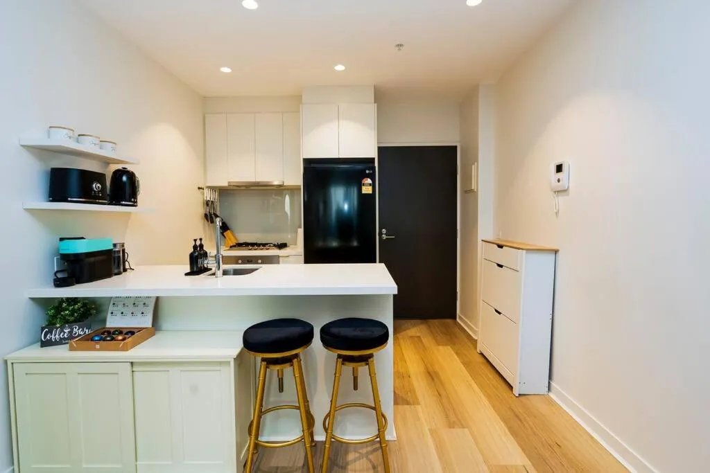 Image 3 of Luxe Haven – 42nd Floor Panoramic City Views