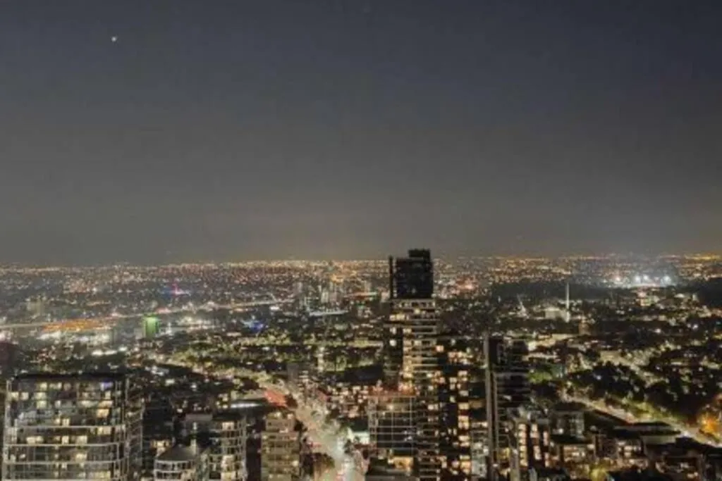 Image 6 of Luxury 2bedroom2Bathroom Apartment at Mel CBD