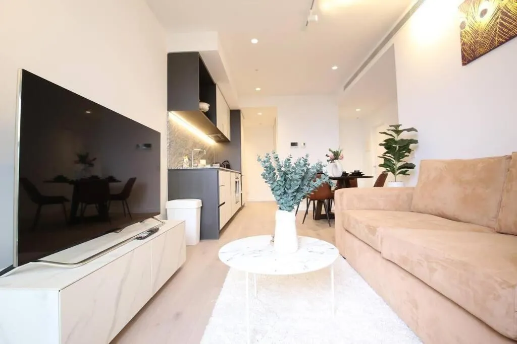 Image 5 of Luxury 2bedroom2Bathroom Apartment at Mel CBD