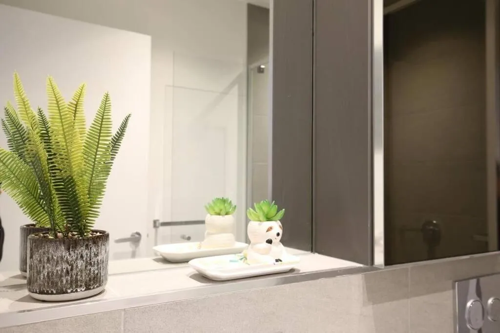Image 2 of Luxury 2bedroom2Bathroom Apartment at Mel CBD