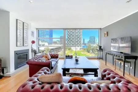 Image 3 of Luxury 4B Docklands Penthouse water city views