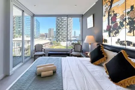 Image 1 of Luxury 4B Docklands Penthouse water city views