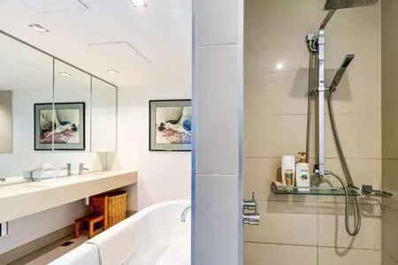 Image 2 of Luxury 4B Docklands Penthouse water city views