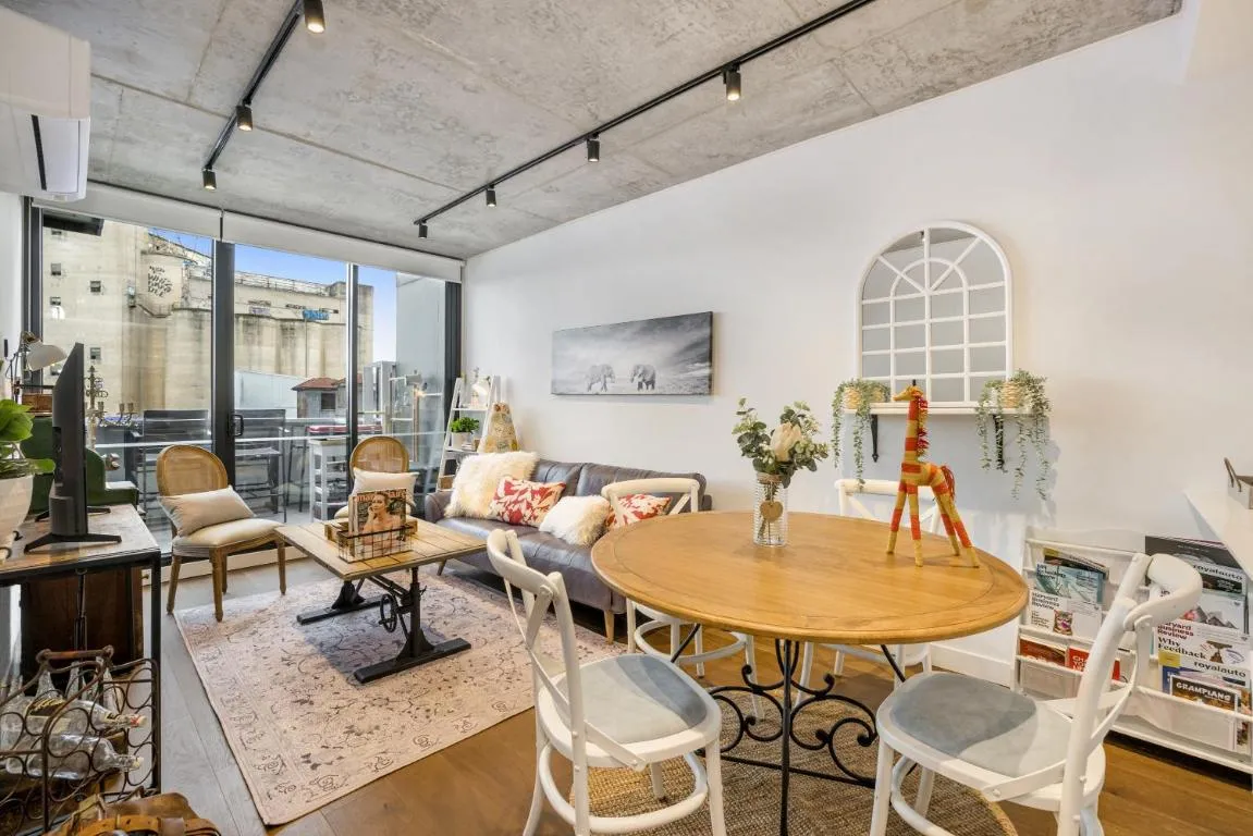 Image of Luxury African themed apartment☆10min to MCG & Swan St☆On-site Parking☆Balcony☆Rooftop deck☆Gym☆