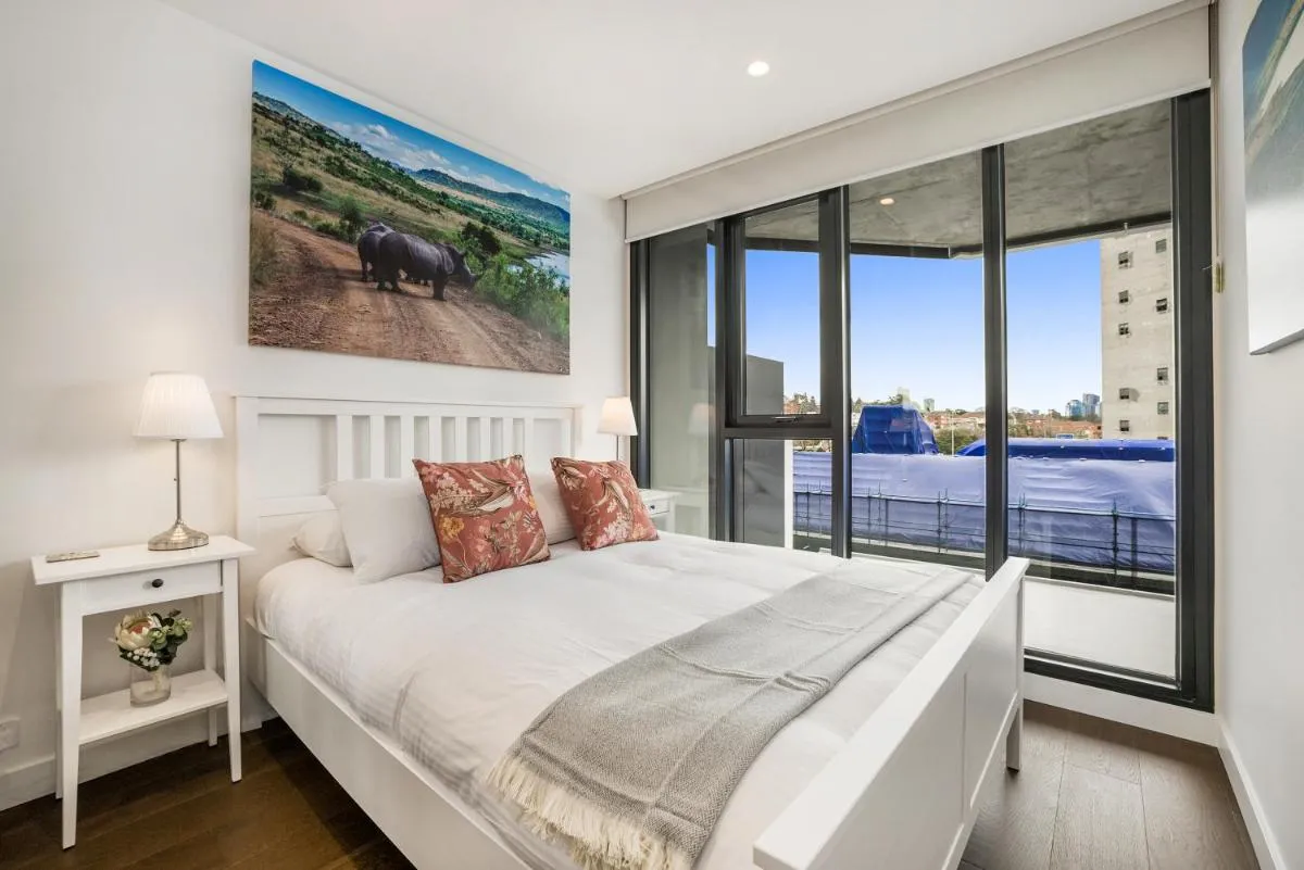 Image 6 of Luxury African themed apartment☆10min to MCG & Swan St☆On-site Parking☆Balcony☆Rooftop deck☆Gym☆