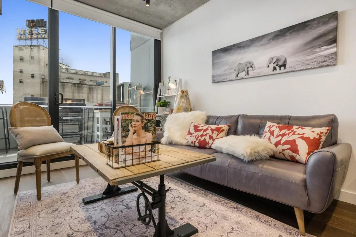 Image 2 of Luxury African themed apartment☆10min to MCG & Swan St☆On-site Parking☆Balcony☆Rooftop deck☆Gym☆