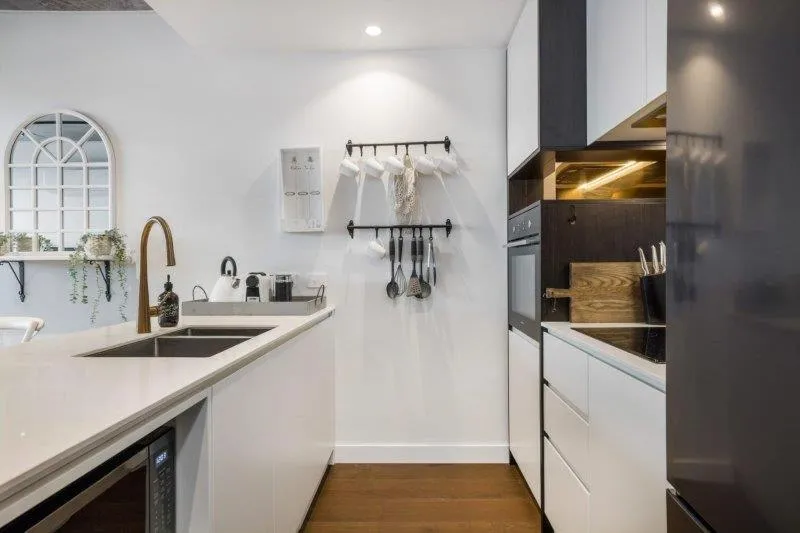 Image 4 of Luxury African themed apartment☆10min to MCG & Swan St☆On-site Parking☆Balcony☆Rooftop deck☆Gym☆