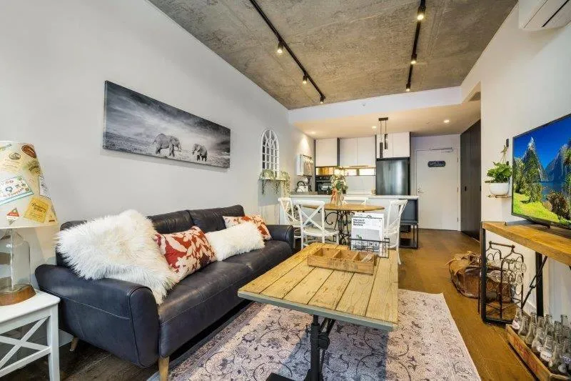 Image 5 of Luxury African themed apartment☆10min to MCG & Swan St☆On-site Parking☆Balcony☆Rooftop deck☆Gym☆