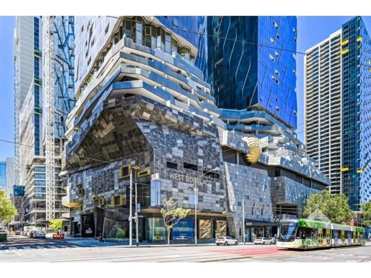 Image 6 of Luxury CBD Skyline View Apartment LV58