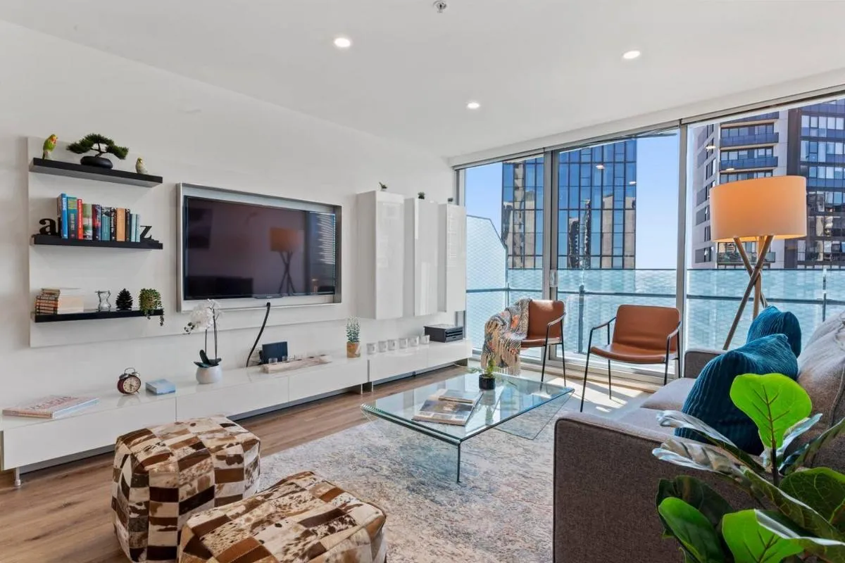 Image 5 of ‘Mainpoint 25th’ Sky-high and Central with Pool