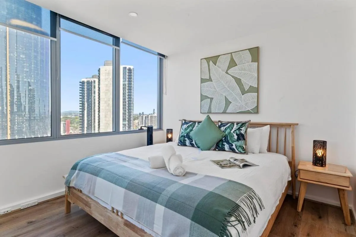 Image 1 of ‘Mainpoint 25th’ Sky-high and Central with Pool