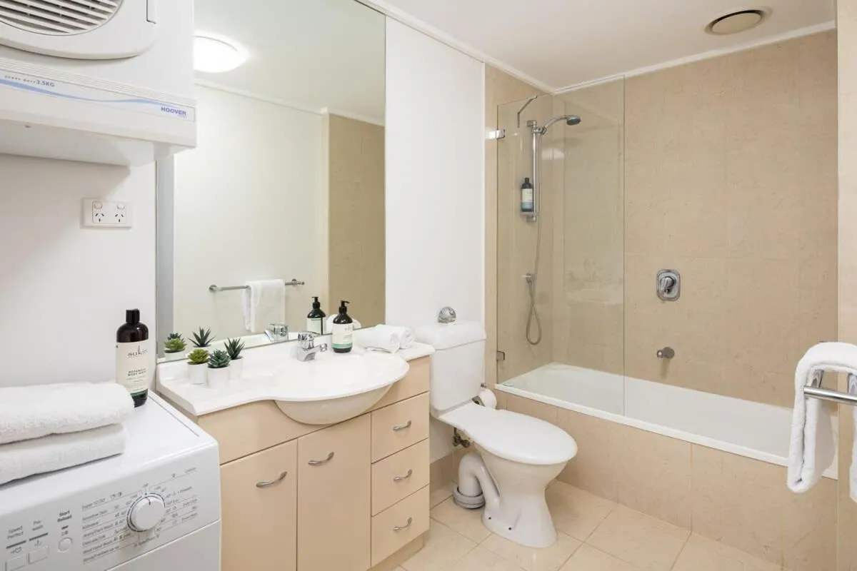 Image 2 of Melbourne CBD Apt With A C Balcony & Pool