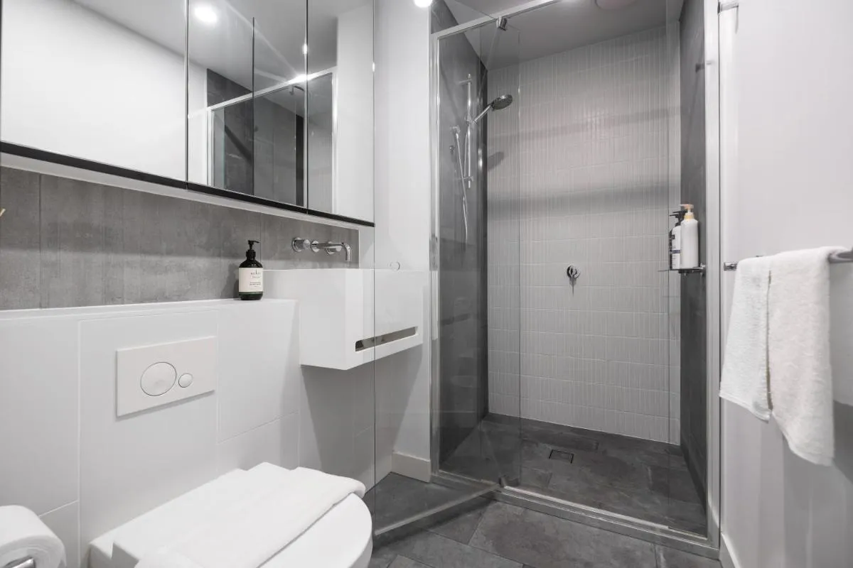 Image 2 of Melbourne Cbd 2br Apt With Pool Gym