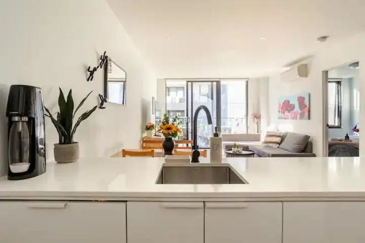 Image 4 of Modern 1BD ; Pool, Gym, Secure Underground Carpark
