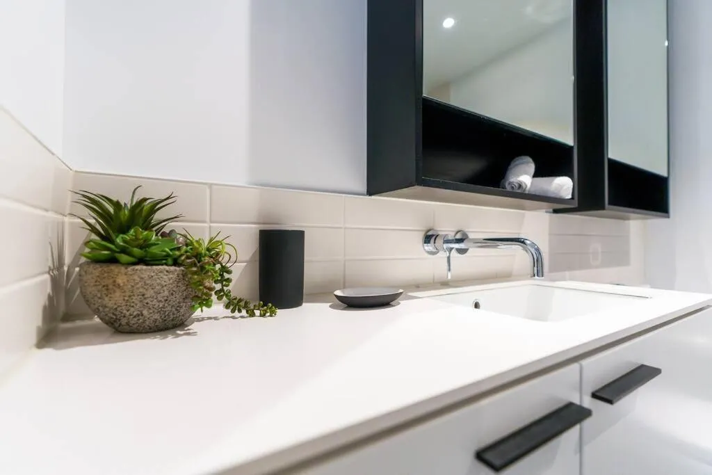 Image 2 of Modern 1 Bed Opposite Racecourse