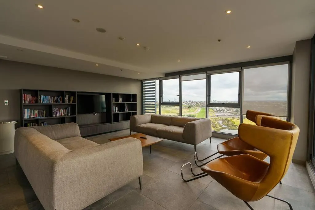 Image 5 of Modern 1 Bed Opposite Racecourse