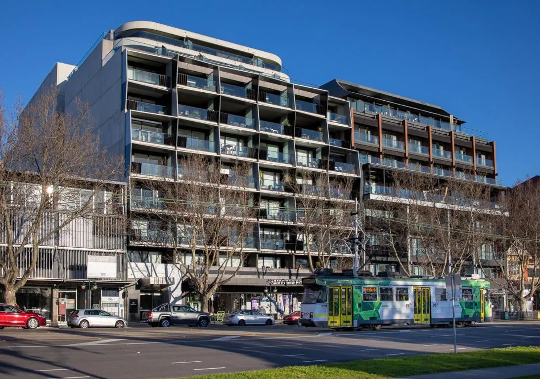 Image of Modern Quiet 1 & 2 Bed Apt Opposite Albert Park