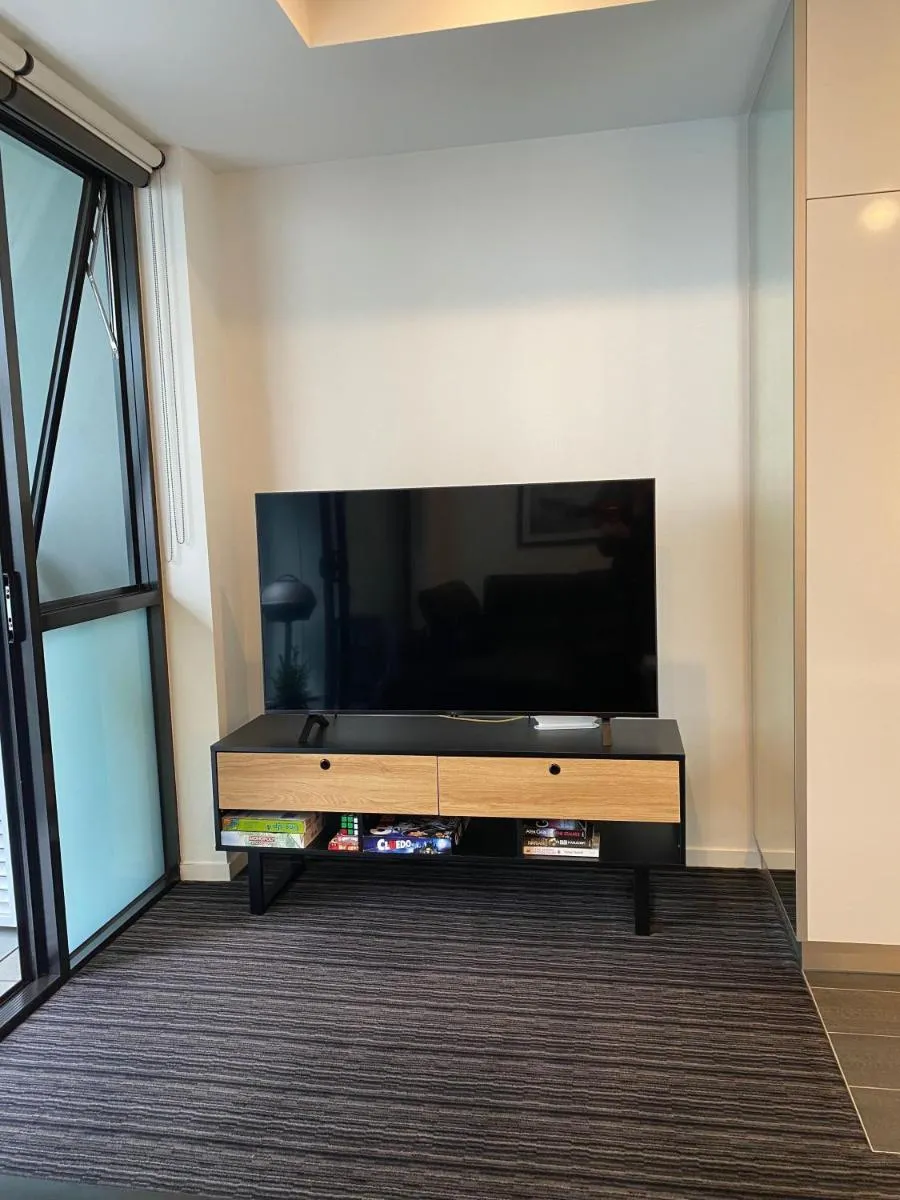 Image 4 of Modern Quiet 1 & 2 Bed Apt Opposite Albert Park