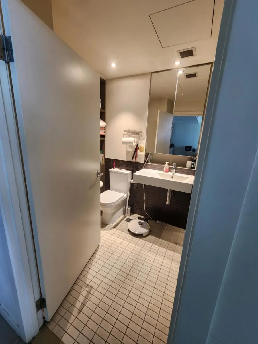 Image 2 of One bedroom apartment in Docklands