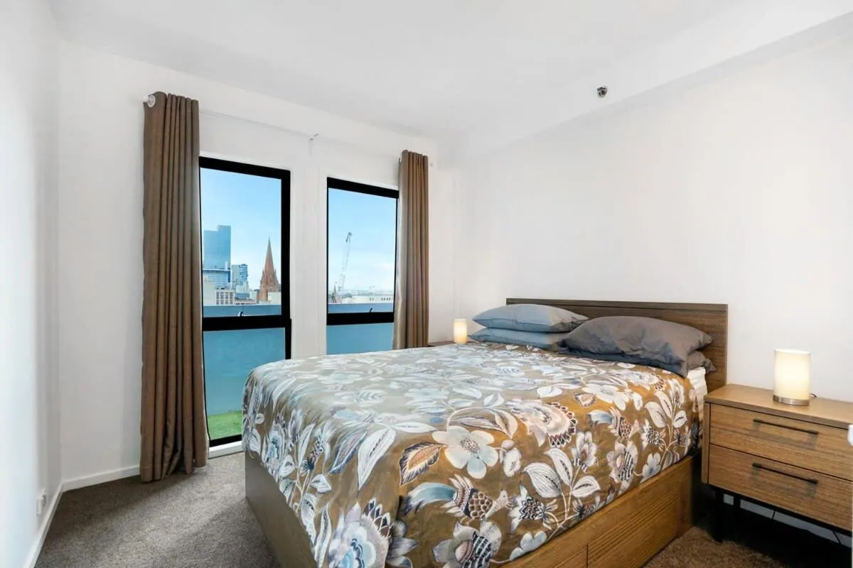 Image 1 of Panoramic View CBD 1 Bed Apt +OFFICE (Collins)