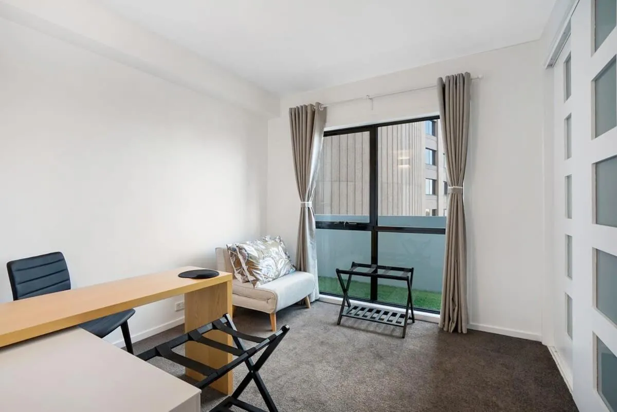 Image 3 of Panoramic View CBD 1 Bed Apt +OFFICE (Collins)
