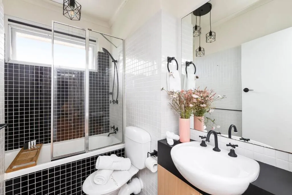 Image 2 of Prahran Chic & Cozy Retreat