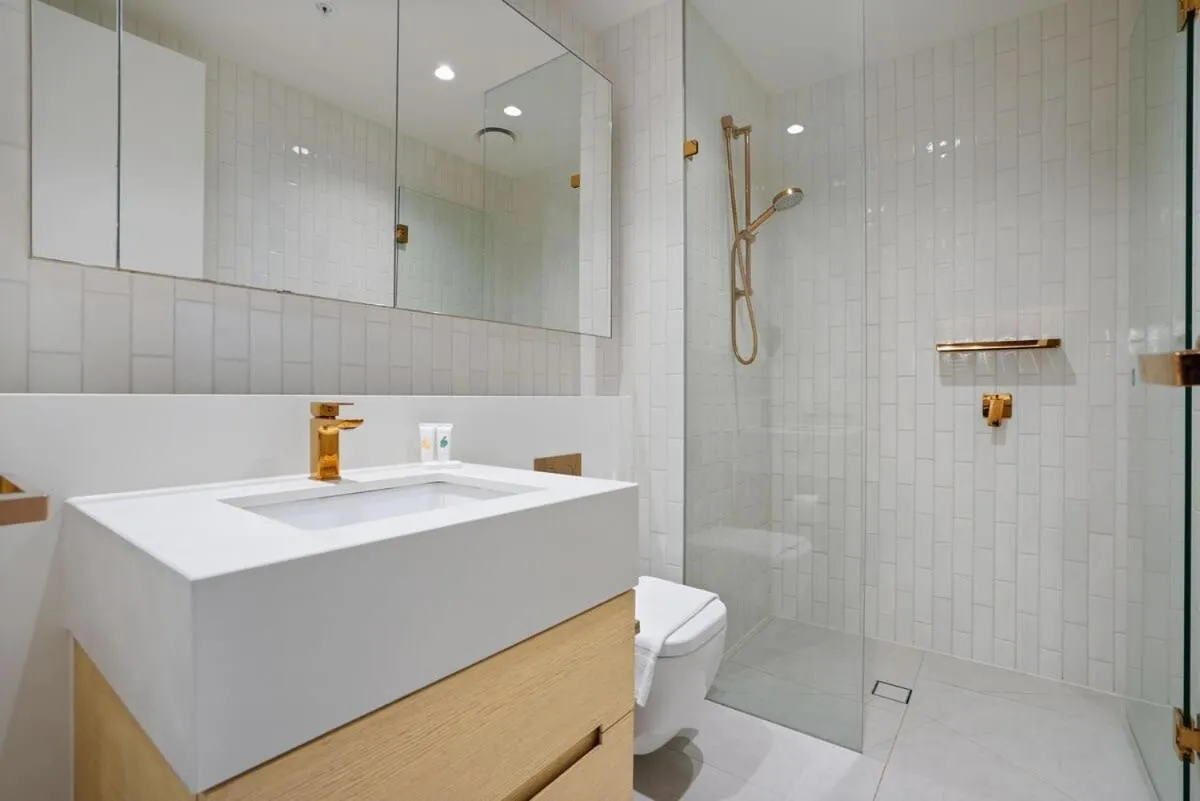 Image 2 of Premium CBD Location 19th floor Collins House Apt