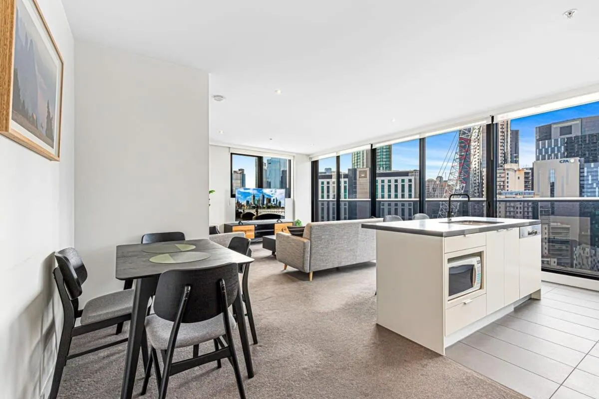 Image 3 of Pristine 2-Bed Unit With Beautiful City Landscape