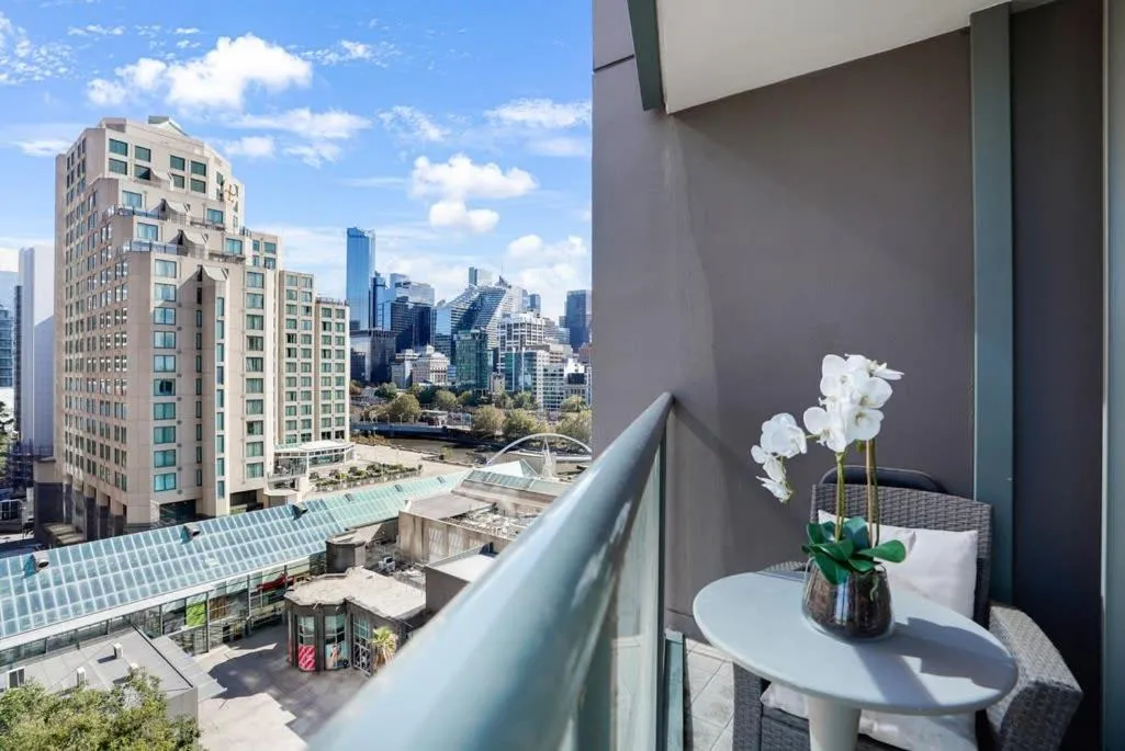 Image 5 of Quay West 14th floor Executive Southbank Apt