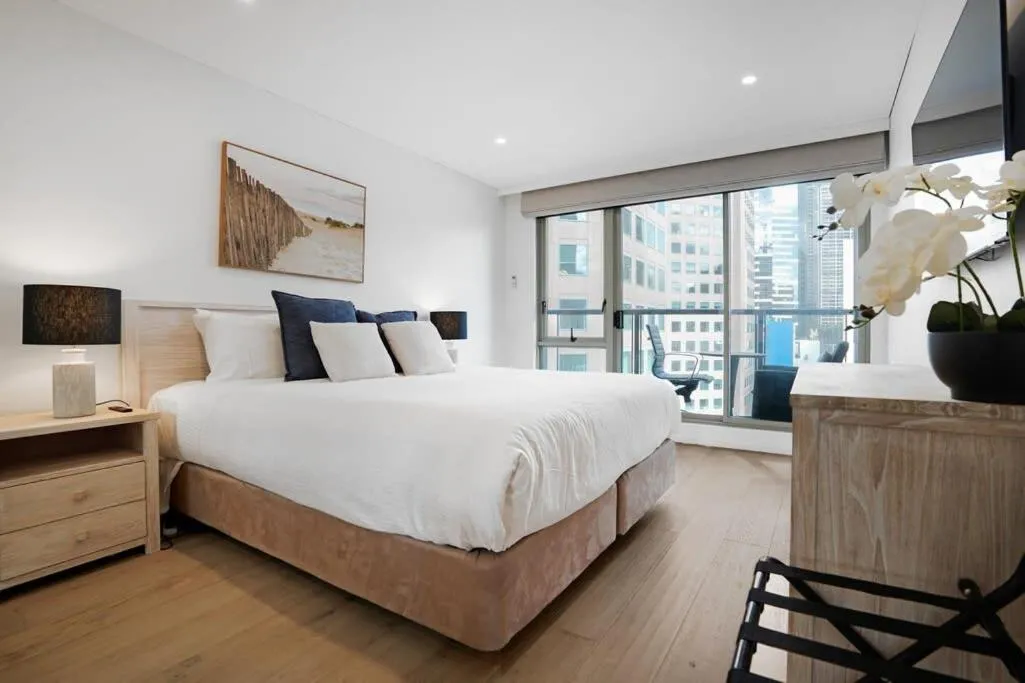 Image 6 of Quay West 14th floor Executive Southbank Apt