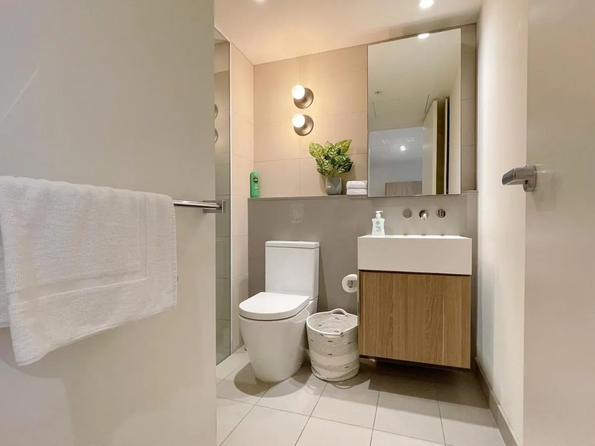Image 2 of Queens Place 1B/View/Workplace/Swimming Pool/Gym