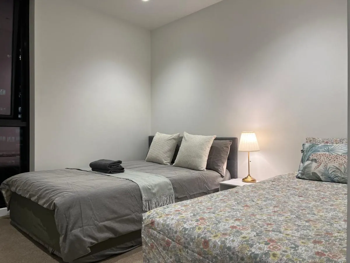 Image 1 of Quiet CBD 3b2b apartment + free parking