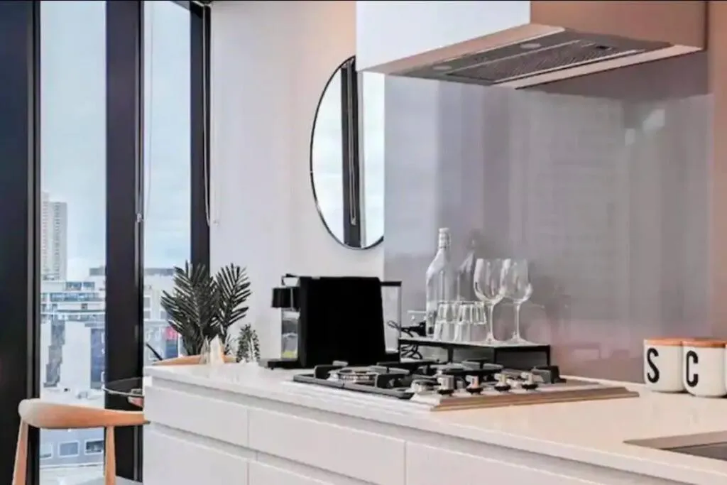 Image 2 of SH1102-1 BR Apt conveniently located near Crown